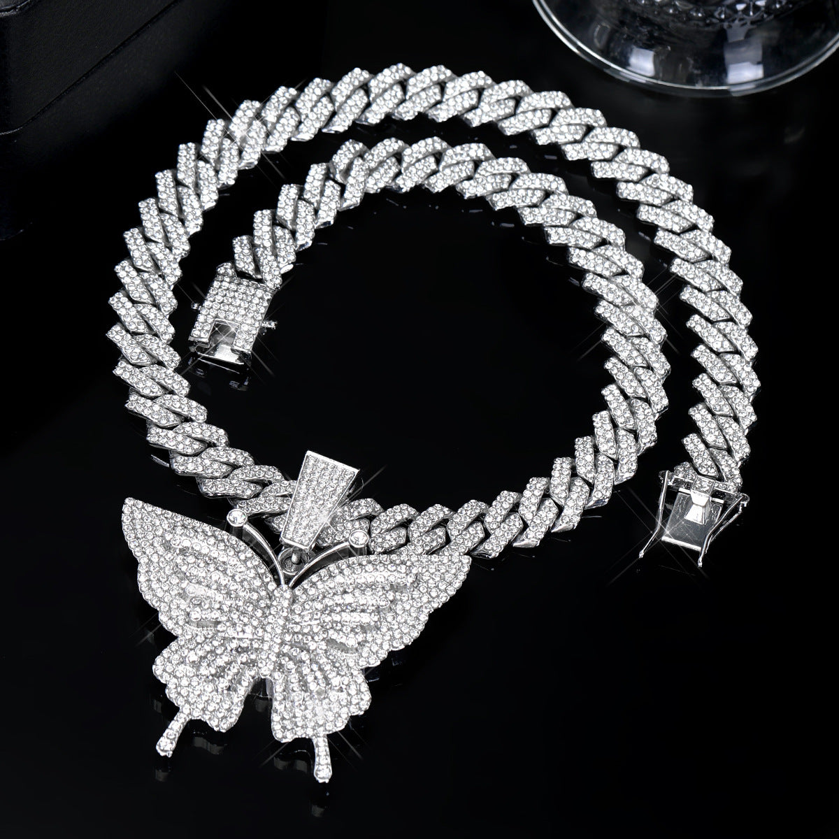 🦋Butterfly Pendant Necklace – Sparkling Crystal Statement Jewelry