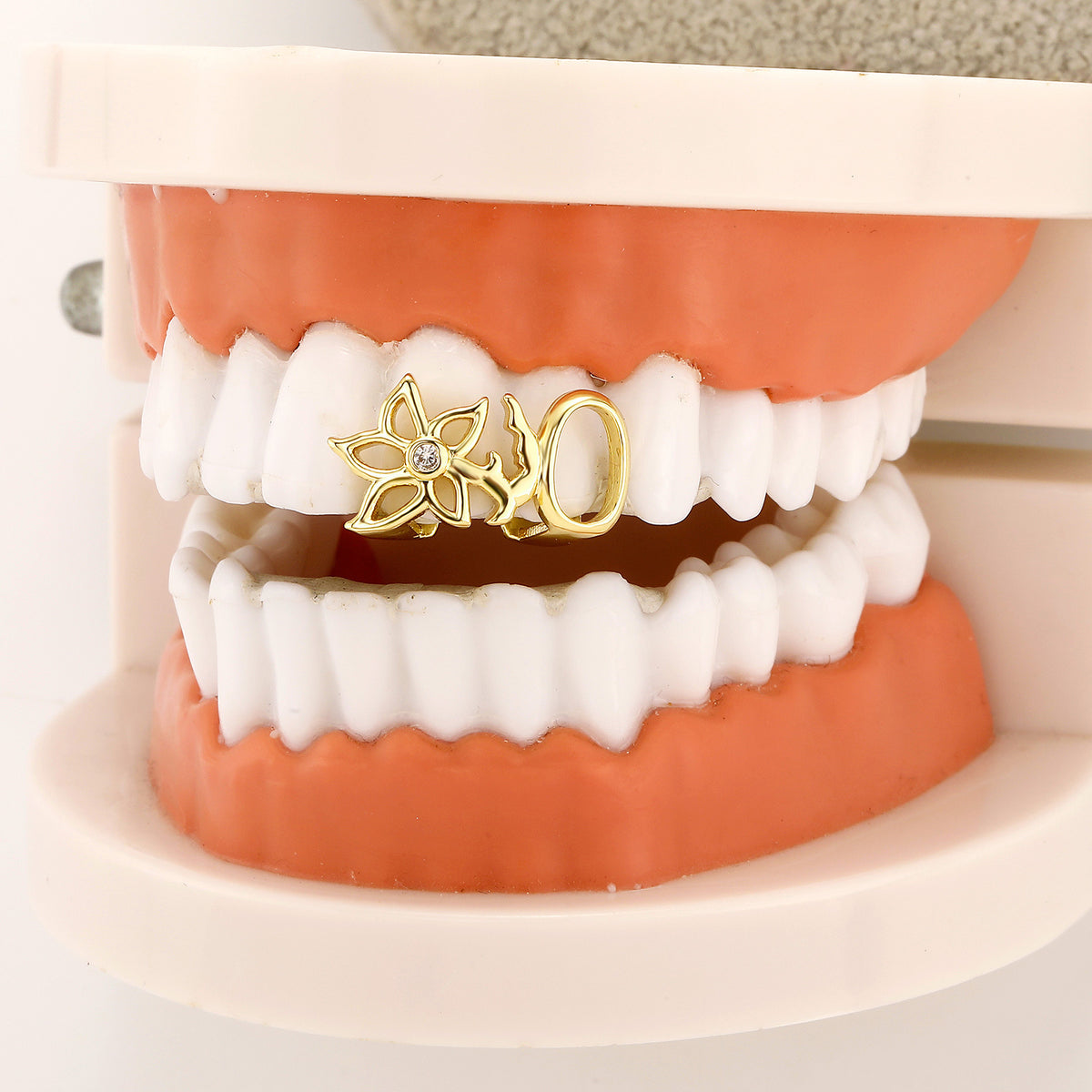 🦷💎🦷Unique Fashion Floral Cutout Double-Tooth Grillz Design